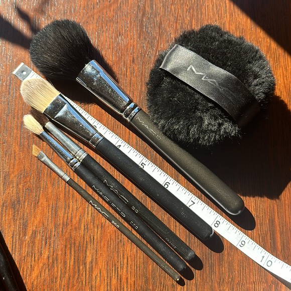 5 MAC brushes + 1 MAC body powder puffer + 2 SHU UEMURA + 1 Guerlains. 10 total - Picture 10 of 15